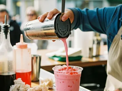 Milk tea de fresa estilo 'fusión': una receta para subir el ticket sin agregar SKU