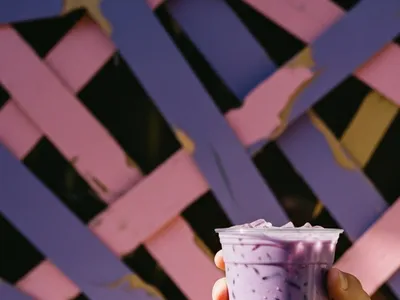 Bebidas de doble sabor: cómo combinar taro y fresa sin que se corten